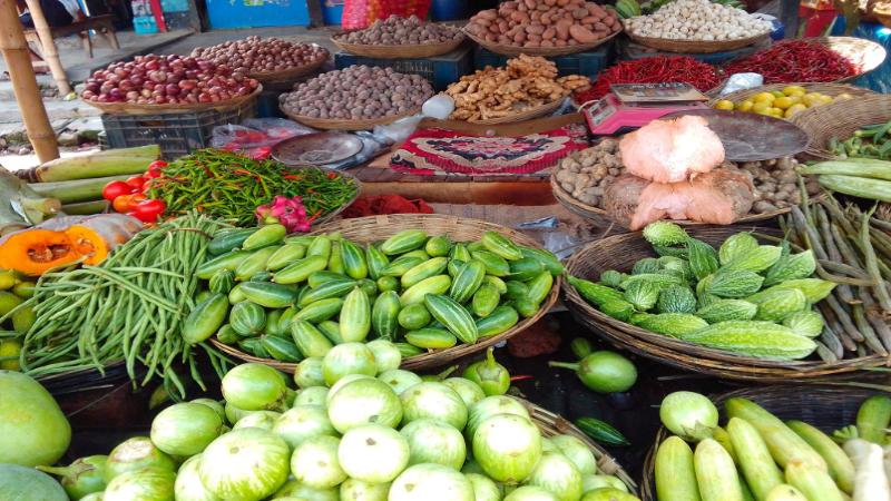 বিরামপুরে ঘন বর্ষণে সবজির দাম দ্বিগুন