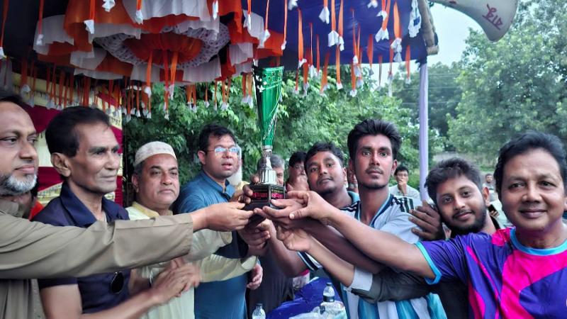 মরহুম হাজী রবিউল ইসলাম বাবরের স্মরণে কুষ্টিয়ায় প্রীতি ফুটবল ম্যাচ