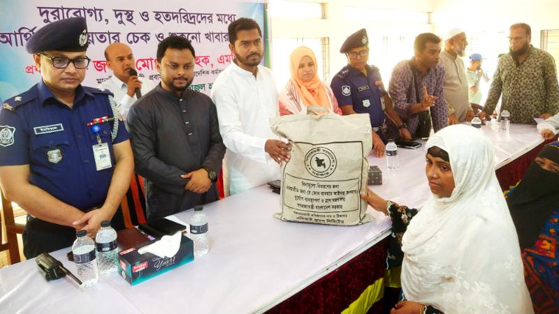 গলাচিপায় দুরারোগ্য, দুস্থ ও হতদরিদ্রদের মধ্যে আর্থিক সহায়তার চেক ও শুকনো খাবার বিতরণ