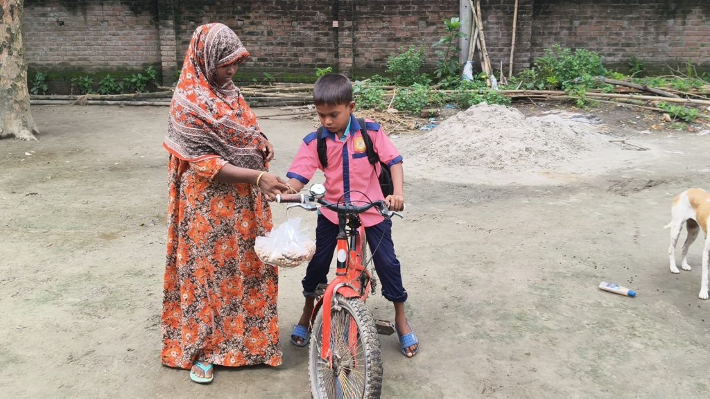 এক হাতে বই, অন্য হাতে বাদামের ঝুড়ি: শিশু মাহিমের ছোট্ট কাঁধে বড় সংসার
