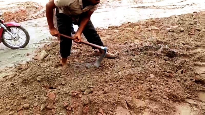 গোদাগাড়ী পৌরসভার সড়ক নির্মাণে ‘চরম অনিয়ম’ ক্ষুব্ধ এলাকাবাসীর বাধা, সত্যতা স্বীকার প্রকৌশলীর
