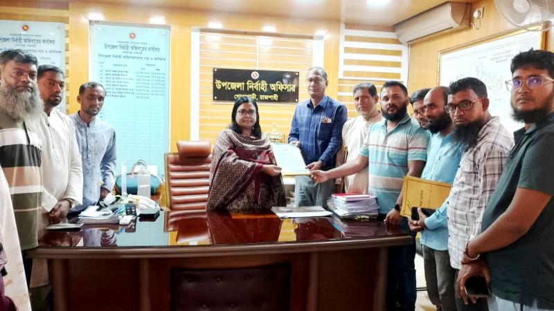 গোদাগাড়ীতে আধুনিক যাত্রী ছাউনি ও গণশৌচাগার নির্মাণের দাবিতে ইউএনও-কে স্মারকলিপি