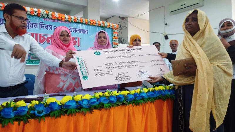 গোদাগাড়ীতে জাতীয় পল্লী উন্নয়ন দিবস উপলক্ষে র‌্যালি ও আলোচনা সভা