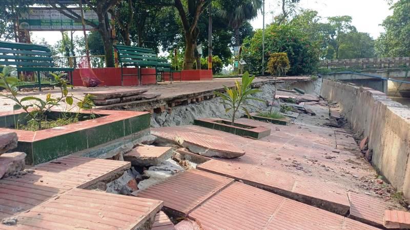 বছর না পেরোতেই ধসে গেল গোদাগাড়ীর সরমংলা ইকো পার্কের ওয়াকওয়ে, নির্মাণমান নিয়ে প্রশ্ন