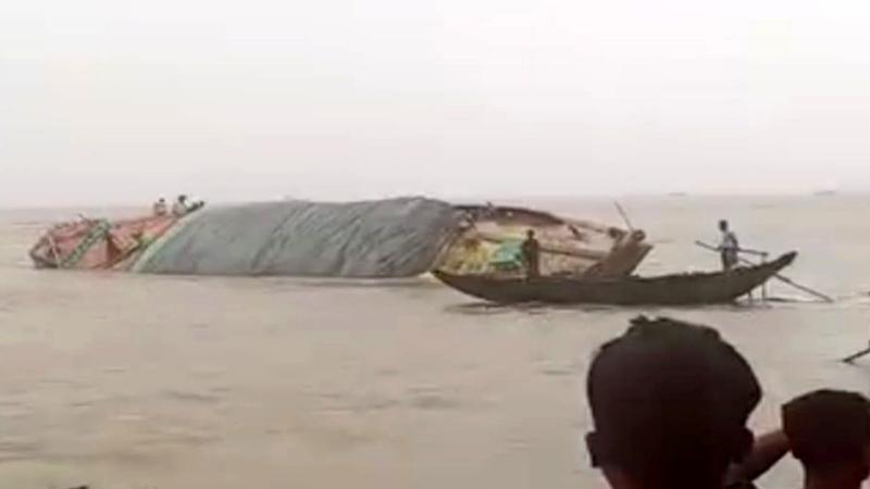 চাঁদপুরের মেঘনার ঘূর্ণিস্রোতে কার্গোডুবিতে ৫ হাজার বস্তা ধান-চাল পানিতে