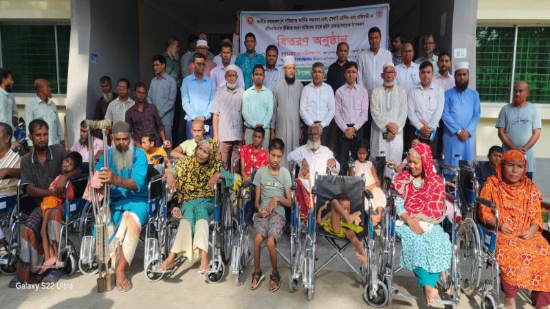ডিমলায় প্রতিবন্ধীদের হুইলচেয়ার ও বেকার নারীদের সেলাই মেশিন বিতরণ