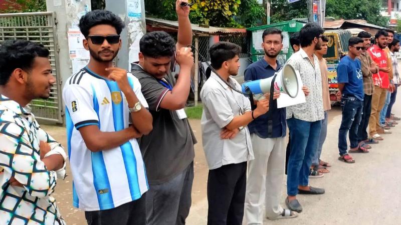 নওগাঁয় শিক্ষামন্ত্রীর পদত্যাগ দাবিতে শিক্ষার্থীদের বিক্ষোভ মিছিল সমাবেশ