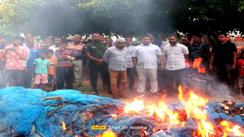 আত্রাইয়ে ৭০ হাজার টাকা মূল্যের নিষিদ্ধ জাল জব্দ ও পুড়িয়ে ধ্বংস