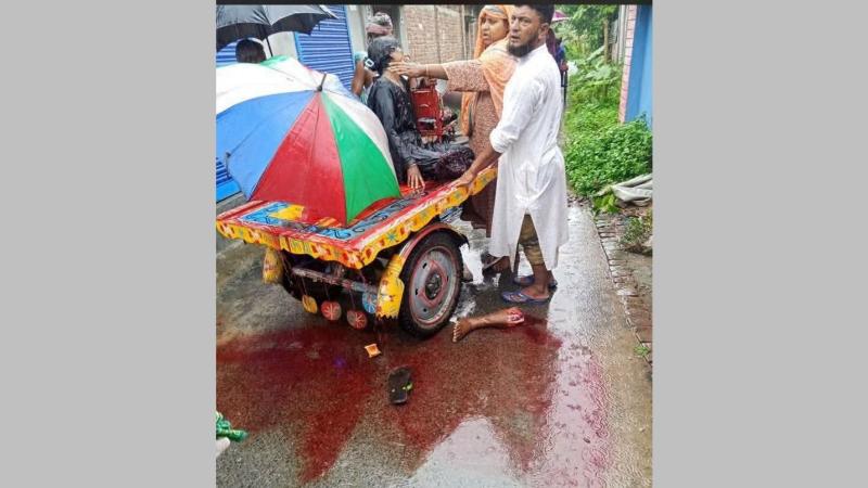 আত্রাইয়ে দুই ভ্যানের মুখোমুখি সংঘর্ষে এক গৃহবধূর পা বিচ্ছিন্ন