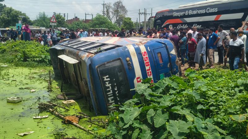 মেহেরপুরে যাত্রীবাহী বাস উল্টে খাদে, আহত-১৫