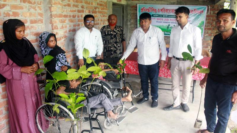 প্রতিবন্ধী শিশু ও পরিবারের মাঝে গাছের চারা বিতরণ