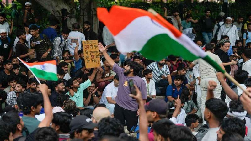 প্রধানমন্ত্রী ও শিক্ষামন্ত্রীর পদত্যাগের দাবিতে উত্তাল ভারত