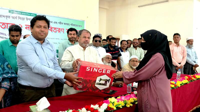 সিংড়ায় সেলাই মেশিন, নলকূপ ও চেক বিতরণ