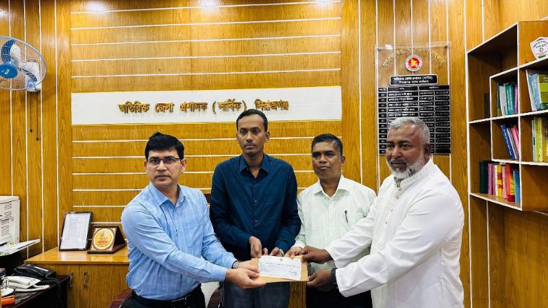 সিরাজগঞ্জে সরকারি যাকাত ফান্ডে ১০ লাখ টাকা অনুদান দিলেন ব্যবসায়ি আব্দুস ছাত্তার