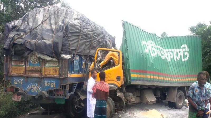নন্দীগ্রামে ট্রাক-কাভার্ড ভ্যানের মুখোমুখি সংঘর্ষে নিহত ১