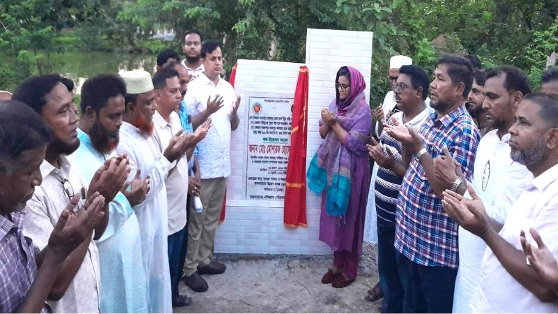 নন্দীগ্রামে আরসিসি রাস্তা নির্মাণ কাজের উদ্বোধন করলেন এমপি মোশারফ হোসেন