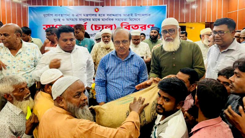 আত্রাইয়ে দুঃস্থ-অসহায় মানুষের মাঝে মানবিক সহায়তার চাল বিতরণ