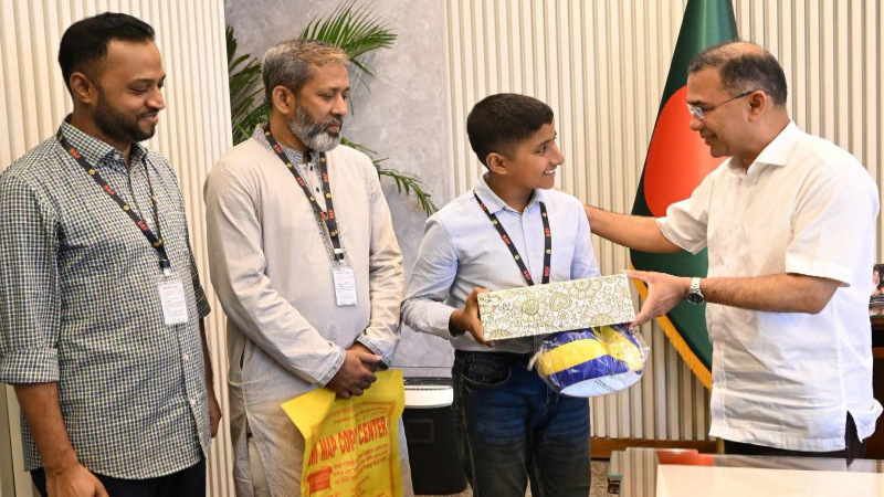 প্রধানমন্ত্রীর সঙ্গে ভুবন ভোলানো হাসিতে মন জয় করা তাহসিনের সাক্ষাৎ