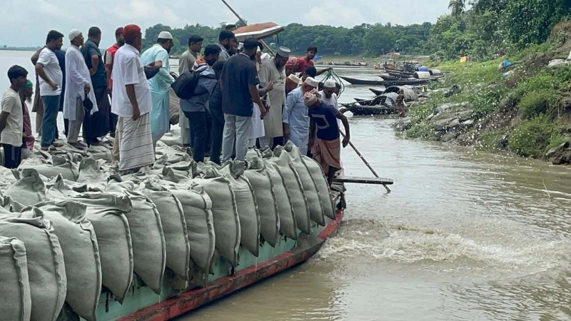 কুষ্টিয়ার ভেড়ামারায় পদ্মা নদীর ভাঙন প্রতিরোধে জরুরি জিও ব্যাগ ডাম্পিং কার্যক্রমের উদ্বোধন