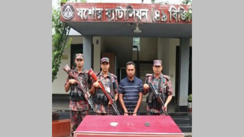 যশোরে ২টি স্বর্ণবারসহ ১ পাচারকারী আটক