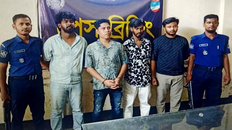 চট্টগ্রামের শীর্ষ সন্ত্রাসী ডেভিড ইমনসহ আটক ৫