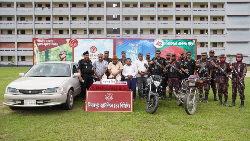 দিনাজপুরে যৌথ বাহিনীর অভিযানে সাপের বিষ উদ্ধার; গ্রেপ্তার ৪