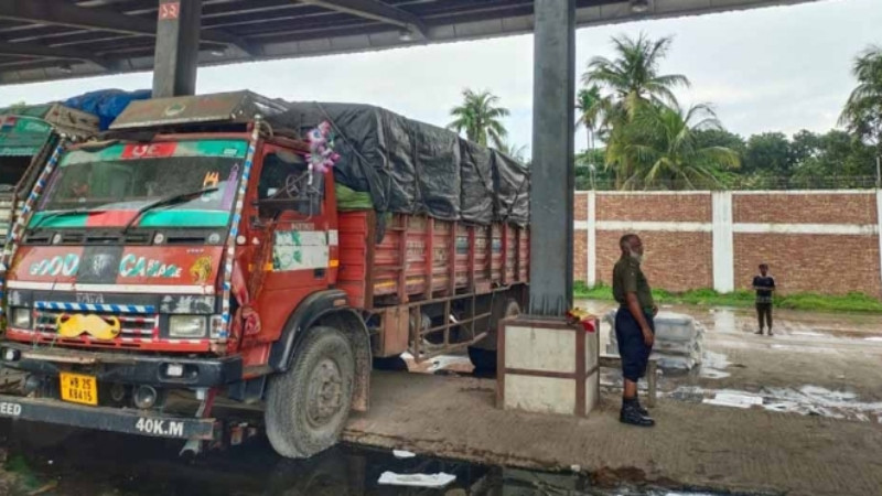 বেনাপোল স্থলবন্দর দিয়ে ভারত থেকে এলো কাঁচা মরিচের প্রথম চালান