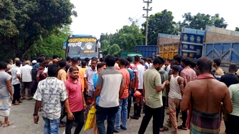 ঝিনাইদহে বাসচাপায় স্ত্রী নিহত, স্বামী হাসপাতালে, স্থানীয়দের সড়ক অবরোধ