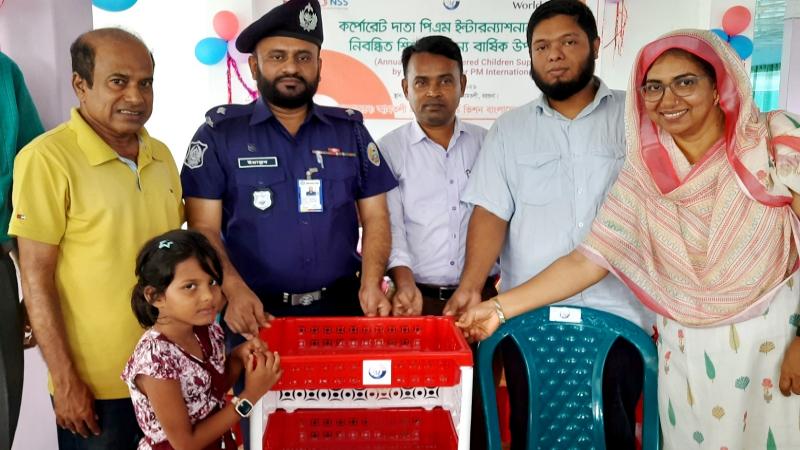 আমতলীতে পিএম ইন্টারন্যাশনালের নিবন্ধিত ৭৪১ শিশুকে বই-খাতা রাখার র‌্যাক ও চেয়ার উপহার