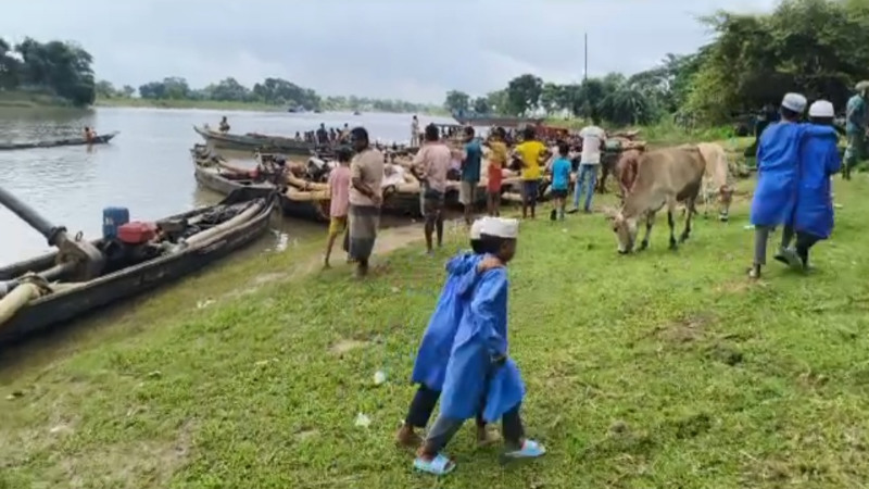 ছাতকে উপজেলা প্রশাসন ও গ্রামবাসীর অভিযানে ২২টি অবৈধ ড্রেজার জব্দ