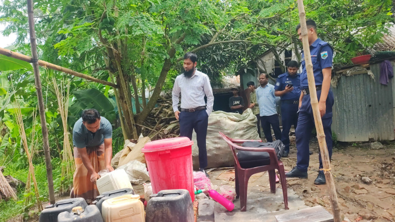 নাটোরে নলডাঙ্গায় নকল টাইলস ক্লিনার কারখানায় ভ্রাম্যমাণ আদালতের অভিযান, ৫০ হাজার টাকা জরিমানা