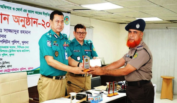 ট্রাফিক বিভাগে কর্মরত অফিসার্স ও ফোর্সদের প্রশংসনীয় ও ভালো কাজের পুরস্কার প্রদান