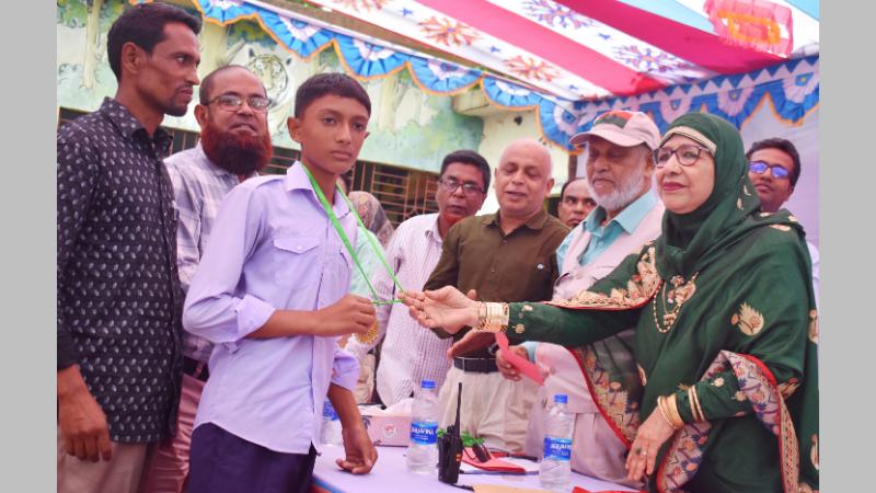 বগুড়ায় বৃত্তিপ্রাপ্ত শিক্ষার্থীদের সিরাজুল হক তালুকদার স্মরণী পুরস্কার ও নগদঅর্থ প্রদান
