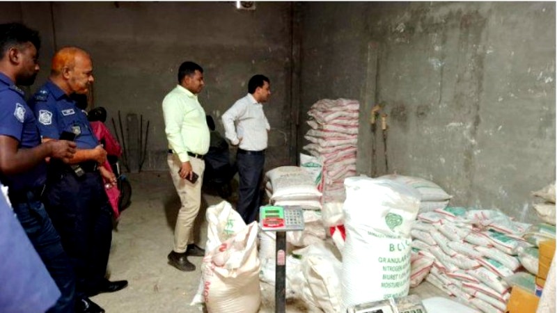 তানোরে অবৈধ ভাবে সার বিক্রির দায়ে দুই ব্যবসায়ীর জরিমানা