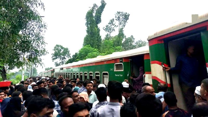 প্রায় ৬ ঘণ্টা বন্ধ থাকার পর উত্তরবঙ্গের সঙ্গে ঢাকার রেল যোগাযোগ চালু হয়েছে