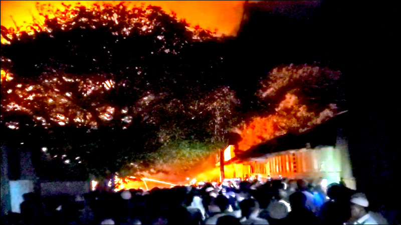 ভোলার দৌলতখানে তেলের গোডাউনে ভয়াবহ অগ্নিকাণ্ড : ৬টি গোডাউন পুড়ে ছাঁই