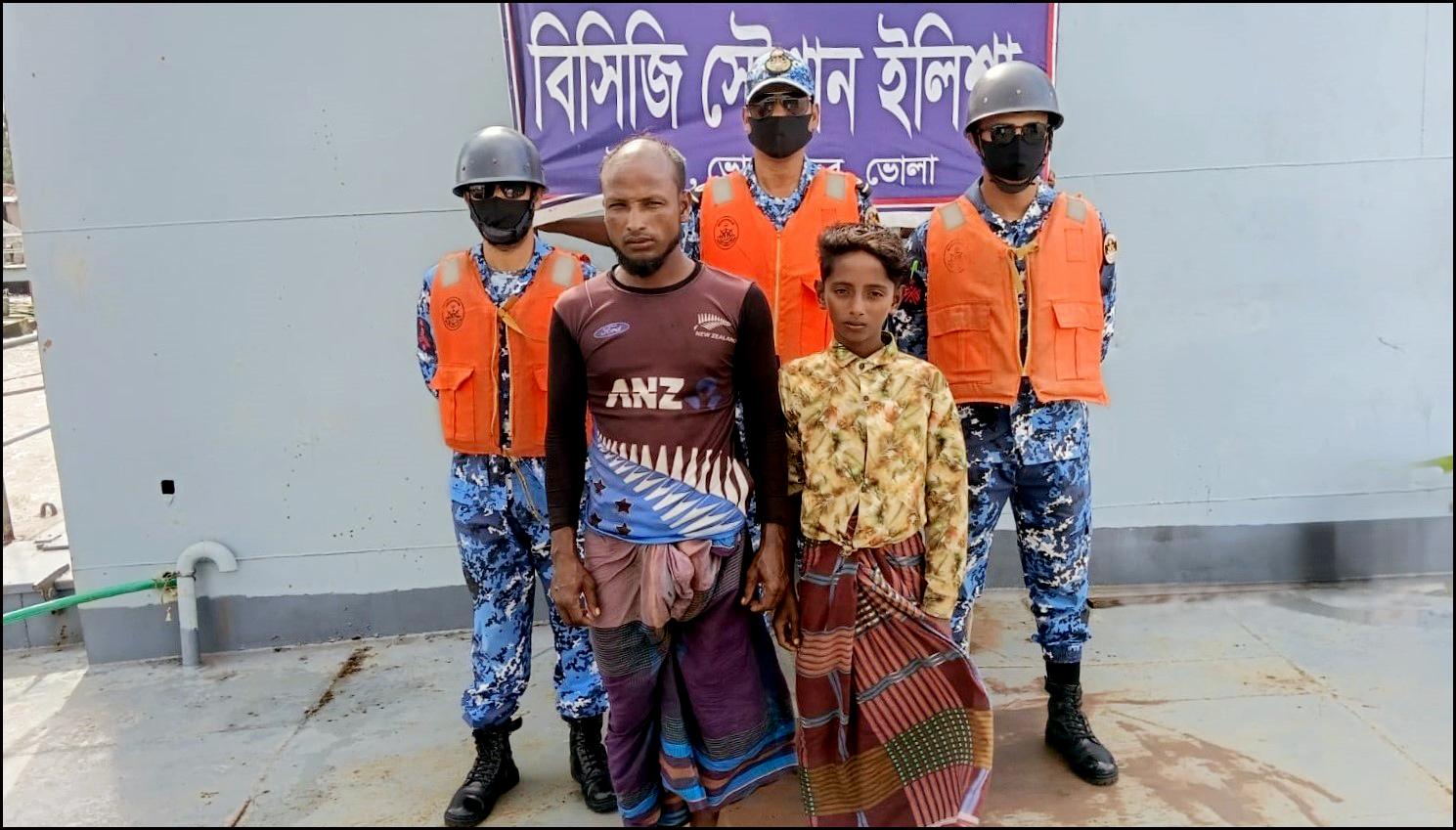 ভোলার ইলিশায় নৌকাডুবি, বাবা-ছেলেকে জীবিত উদ্ধার করলো কোস্টগার্ড