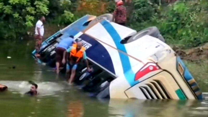 বোদায় নিয়ন্ত্রণ হারিয়ে পুকুরে বাস, শিশুসহ আহত ১৯