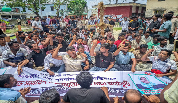 কুমারখালীতে ফ্যামিলি কার্ডে স্বজনপ্রীতির অভিযোগ: ইউএনও কার্যালয় ঘেরাও