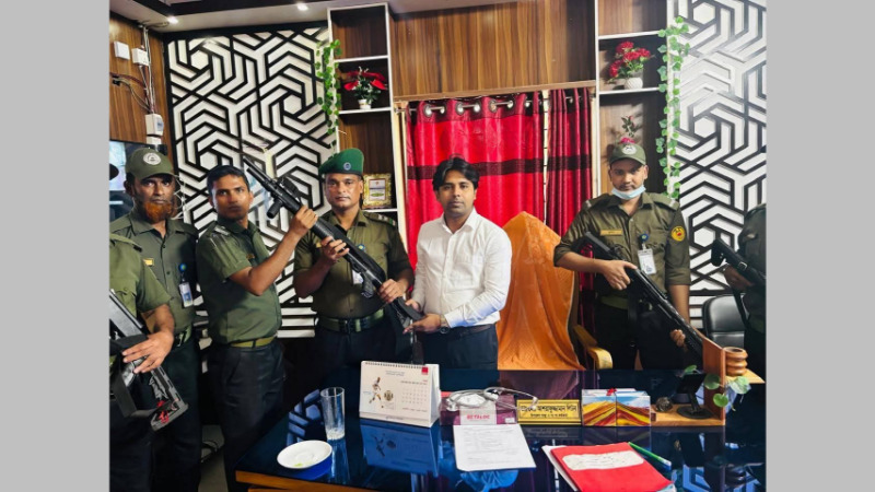 মাগুরার শ্রীপুর স্বাস্থ্য কমপ্লেক্সেের নিরাপত্তায় আনসার বাহিনীর মাঝে অস্ত্র হস্থান্তর