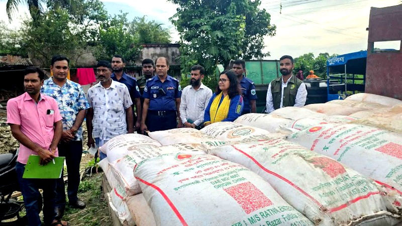 গোদাগাড়ীতে অবৈধ সার মজুদের দায়ে কীটনাশক ব্যবসায়ীকে ৫০ হাজার টাকা জরিমানা, ১৩২ বস্তা সার জব্দ