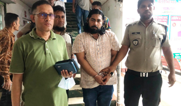 চাঁদপুরের কচুয়ায় হাসপাতাল থেকে মাদকসহ চিকিৎসক গ্রেপ্তার