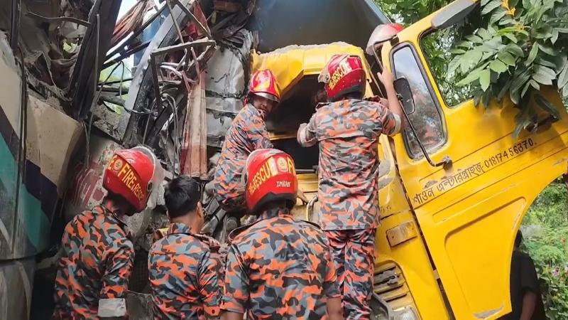 চাঁদপুরের শাহারাস্তিতে বাস-ট্রাকের মুখোমুখি সংঘর্ষ, নিহত ৪