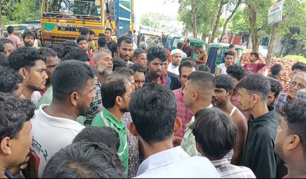 চাঁদপুরে গ্যাসের তীব্র সংকটে সিএনজিচালিত অটোরিকশা চালকদের অবরোধ