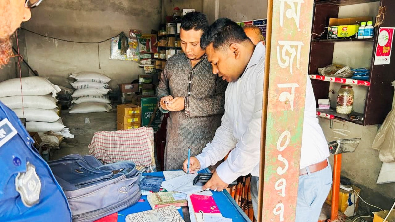 আত্রাইয়ে অধিক দামে সার বিক্রয়: ৩ ব্যবসায়ীকে জরিমানা