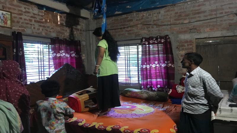 আত্রাইয়ে নিজ শয়ন কক্ষে মিলল গৃহবধূর ঝুলন্ত মরদেহ উদ্ধার