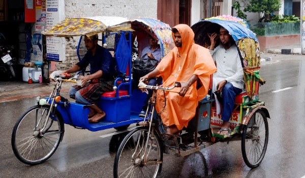 ১০ সিটি করপোরেশনে ১২ হাজারের বেশি রেইনকোট বিতরণ