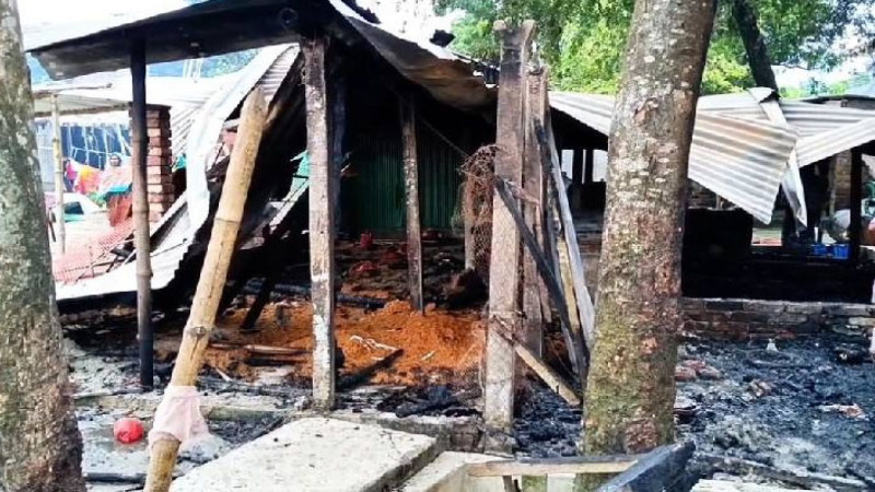 আগুনে পুড়ে ছাই ইমরানের সহায়-সম্বল, ক্ষতি ১৫ লাখ টাকা