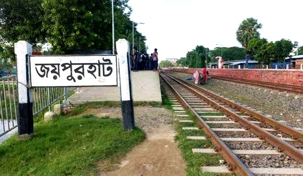 জয়পুরহাটে ট্রেন থেকে পড়ে নীলসাগর এক্সপ্রেসের ক্যানটিন বয় নিহত