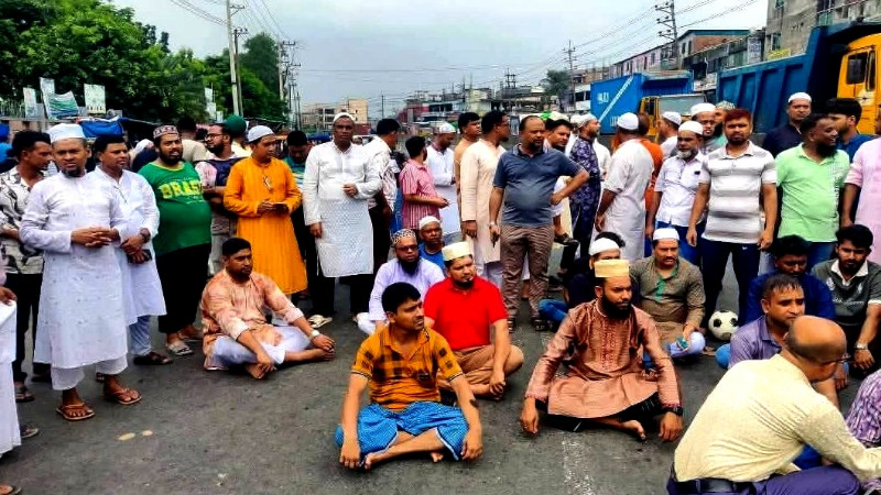 কালিয়াকৈরে ফুটওভার ব্রীজের দাবীতে মহাসড়ক অবরোধ, ভোগান্তিতে যাত্রীরা